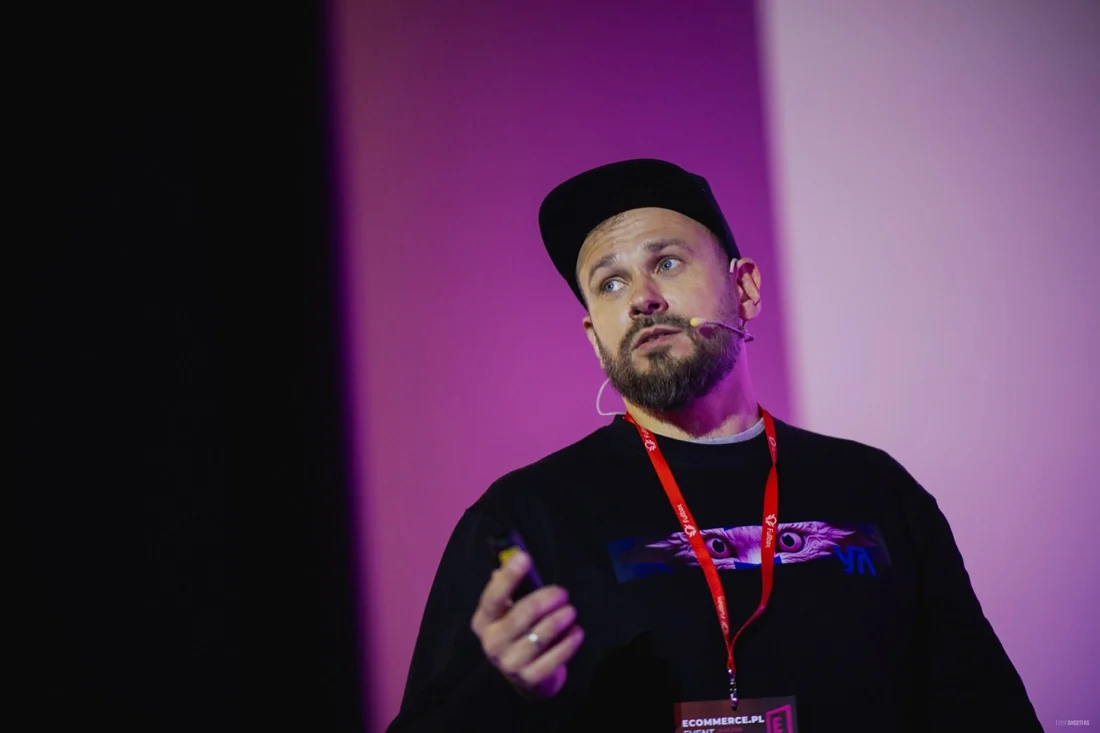 Karol Majewski speaking at the ecommerce.pl conference